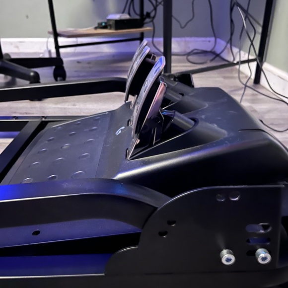 Logitech G923 racing wheel with pedals STAND INCLUDED. - Picture 6 of 8